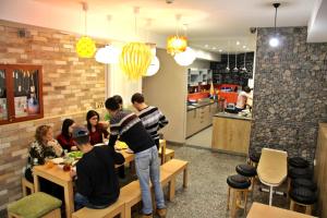 Επισκέπτες που μένουν στο Envoy Hostel & Tours