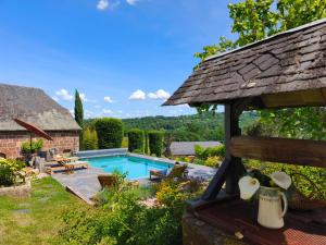 a backyard with a swimming pool and a house at Le Tilleul d'Hortense in Ussac