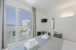 a bedroom with a bed with white towels on it at Almarè Affittacamere in Favignana