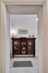 a living room with a book shelf with books at Bianco e Rosmarino in Selva di Fasano
