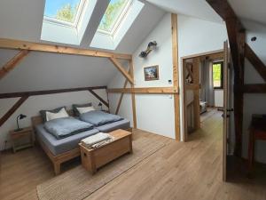 ein Wohnzimmer mit einem Bett und einer gewölbten Decke in der Unterkunft Am Scheunengarten in Klausdorf Brandenburg