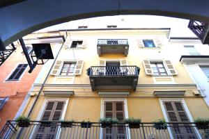 a tall building with balconies on the side of it at Teddy Bear trilocale, family, centro Biella in Biella