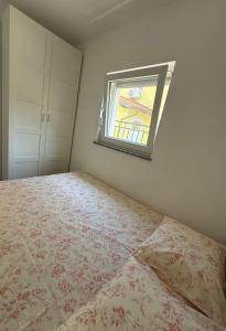 a bedroom with a bed and a window at Apartment Zart 1 in Dekani