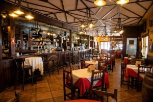 ein Restaurant mit Tischen und Stühlen und einer Bar in der Unterkunft Hotel Real Castillo in La Guardia