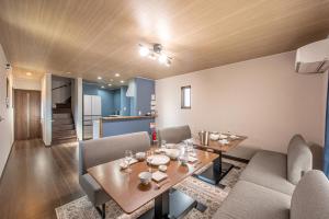 a dining room with a table and chairs at メリエイト三崎通 in Kuwana