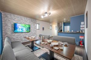 a dining room with a table and chairs at メリエイト三崎通 in Kuwana