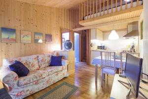 a living room with a couch and a table at La Casa Trasparente - locazioni brevi in Arcugnano