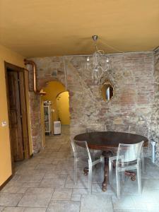 a dining room with a table and chairs at Le Soleil in Casale Marittimo +4 photos