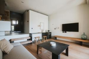 a living room with a couch and a table at Los ojos del Alai in Labastida