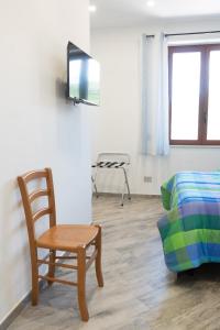 a living room with a chair and a bed at La dolce vita in Agerola