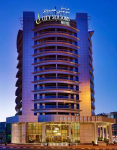 Un bâtiment avec un panneau en haut dans l'établissement City Seasons Hotel Dubai, à Dubaï