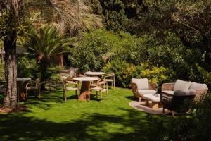 grupa krzeseł i stołów w ogrodzie w obiekcie Cézanne Hôtel w Cannes
