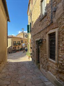 an empty alley in an old stone building at Le Soleil in Casale Marittimo