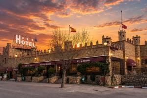 ein Gebäude mit zwei Flaggen auf dem Dach in der Unterkunft Hotel Real Castillo in La Guardia