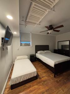 a bedroom with two beds and a ceiling fan at 8 minutes from 2026 FIFA World Cup Final! in Rutherford