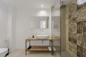 a bathroom with two sinks and a mirror at Almarè Affittacamere in Favignana