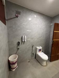 a bathroom with a toilet and a sink at Hotel heritage luxeevista in Tājganj