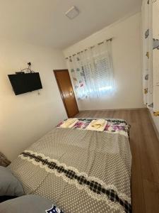 a bedroom with a bed in a room at Gardenhouse2 in Mëmëlisht