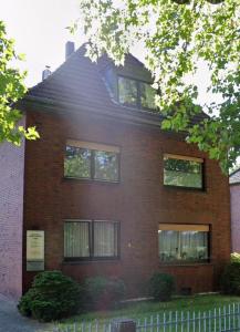 a red brick house with many windows on it at GEM Stay in Oberhausen