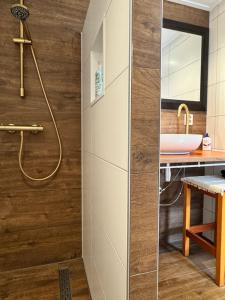 a bathroom with a shower and a sink at De kleine Bongerd -The little Orchard in Hengelo