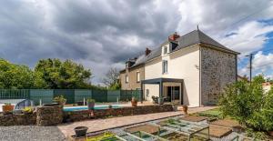 a house with a swimming pool in front of it at Le Jardin de Gobelyne in Drain