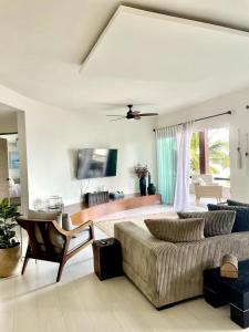 a living room with a couch and a table at Casa Brisa y Mar in Puerto Morelos