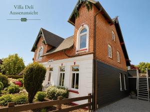 a brick house with a gambrel roof at Villa Deli in Wischhafen