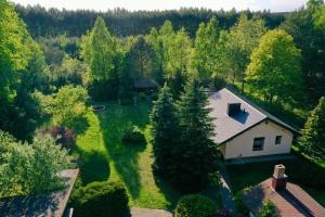 an aerial view of a house in the woods at Leśny Reset in Imielnia