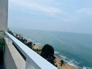 a view of the ocean from a balcony at apartmentleeza in Uswetakeiyawa