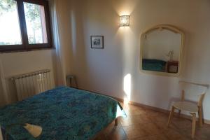 a bedroom with a bed and a mirror on the wall at La Cassetta Rossa in Corinaldo +12 photos