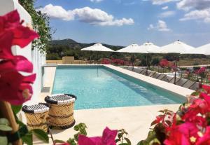 Basen w obiekcie Gatzara Suites Santa Gertrudis lub w pobliżu