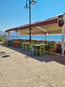 a group of tables and chairs on the beach at Calma4 in Agioi Theodoroi