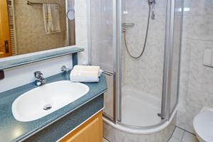 Et badeværelse på Alpenflair Ferienwohnungen Whg 202 + 23 billeder