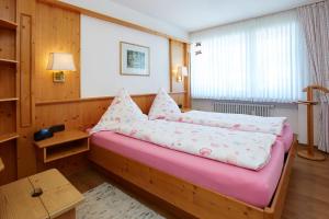 En eller flere senge i et værelse på Alpenflair Ferienwohnungen Whg 202