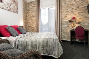 Postel nebo postele na pokoji v ubytování Hôtel le Chardon Bleu