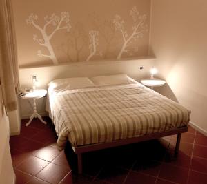 1 dormitorio con 1 cama y 2 mesitas de noche en Al Vecchio Palazzo, en Casto