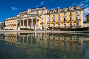 ein Gebäude mit Reflexion in einem Wasserpool in der Unterkunft Grand Hotel Rogaška Premium in Rogaška Slatina