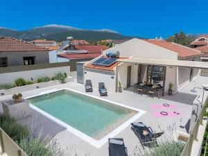 a backyard with a swimming pool and a house at La Villa Du Soleil in Sami