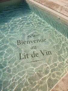 a message written in the water in a swimming pool at Au lit de Vin in Saint-Sulpice-de-Faleyrens