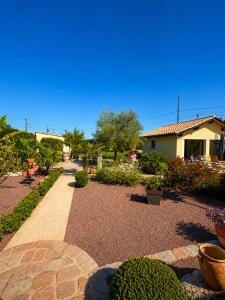 a garden with plants and flowers and a house at Au lit de Vin in Saint-Sulpice-de-Faleyrens