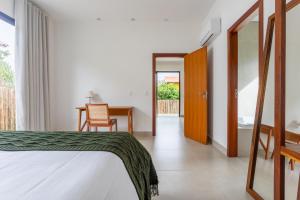 a bedroom with a bed and a desk and a chair at Botanique Veadeiros in Alto Paraíso de Goiás