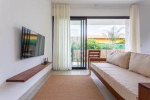 a living room with a couch and a television at Botanique Veadeiros in Alto Paraíso de Goiás