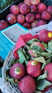 ein Korb mit roten Äpfeln, der auf einem Markt ausgestellt ist in der Unterkunft 3B Firenze in Capraia e Limite