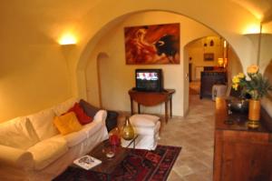 uma sala de estar com um sofá branco e uma televisão em Onofrio Flat em Roma