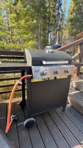 a grill sitting on top of a deck at Mäntypirtti Log Villa in Rovaniemi