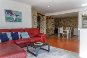 a living room with a red couch and a table at Pyrénées Mon Amour in Felluns