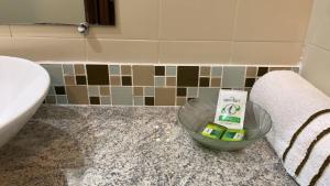 a bathroom with a sink and a bowl on a counter at Ibitur Hotel in Ibiúna