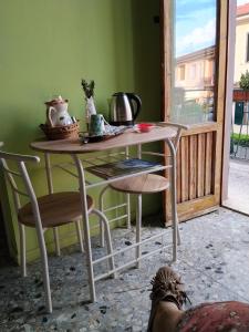 ein Tisch und Stühle in einem Raum mit einem Tisch in der Unterkunft 3B Firenze in Capraia e Limite + 38 Fotos