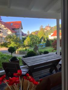 a porch with a table and a view of a yard at Castrum Visum Wernigerode in Wernigerode