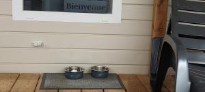 two metal buckets sitting on a rug next to a wall at l' échappée belle in Mimizan-Plage